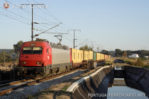 Um comboio de contentores Sines - Bobadela, que percorre por via férrea quase mais 100 quilómetros do que por via rodoviária.
