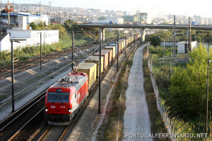 Contentores à chegada à Bobadela - o transporte combinado vence em Portugal mesmo abaixo dos 300 quilómetros