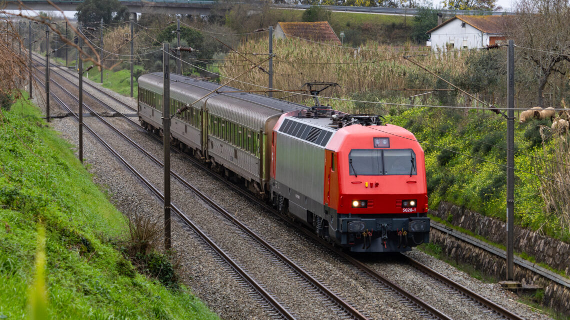 Estreia da locomotiva 5628 no serviço de passageiros