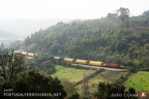 Grain train 68363 Lisboa S.A. - Ramalhal passing by Mafra with CP 1964