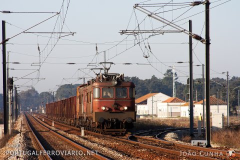 2568+2553 in front of train 50833/2 from Praias Sado to Gaia passing by Águas de Moura with CP 1462 travelling with the empty wagons to Pegões