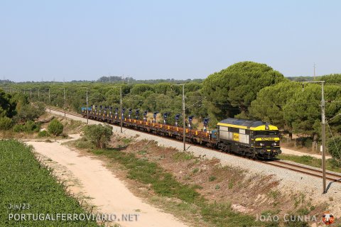 Freshly painted, 1911 passes by Fernando Pó with rails train 74382 from Entroncamento to Ourique