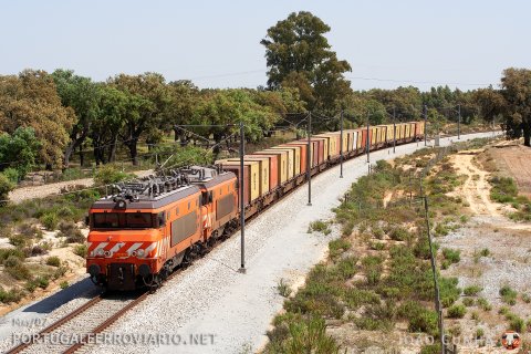 Sugar-loaded containers train from Sines (Terminal XXI) to Praias Sado (SAPEC) approaching Lousal hauled by 2623+2611