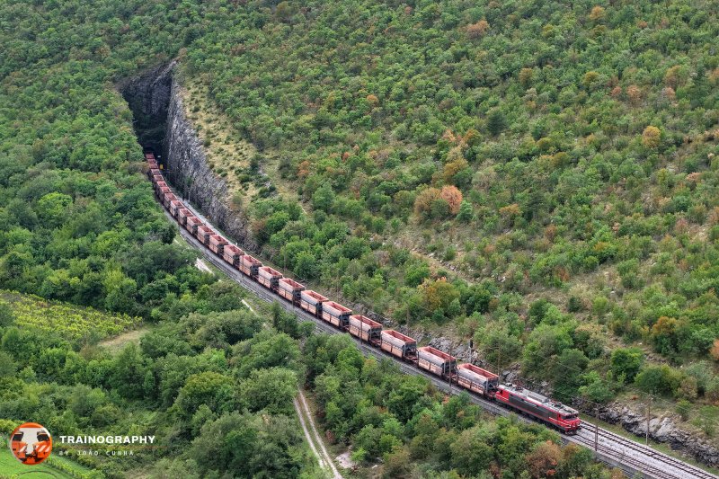 The Hrastovlje tunnel is the largest in the original Koper line and that's where we see Brizita 036 with an empty train to Koper entering the Hrastovlje station