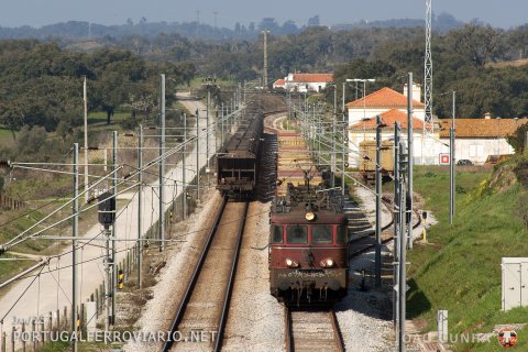 On Saturday morning it was pretty common to find a pair of oldies in charge of the train 80836/7 from Sines to Bobadela. In this case, 2560+2564 leaving São Bartolomeu da Serra