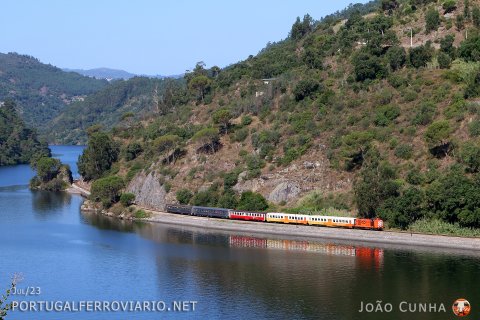 Alongside the Douro river, 1429 roars near Aregos with IR 21861 from Porto to Pocinho