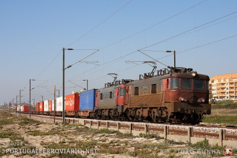 My final photo of the 2550s - March 26, 2009 - 2560 + 2557 hauling the containers train 69164/5 from Gaia (Vigo!) to Alcântara, a train the series has hauled only in very few occasions
