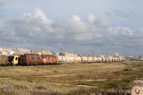 CP 2566 and 2506 leading loaded cement train 64317 from Souselas to ramal Cimpor (Travagem) at Espinho