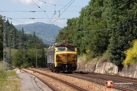 Renfe 251.021 in yellow livery is back from Busdongo and heading towards the Lugo de Llanera depot