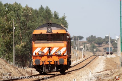 Having left half of the train behind Picotas, 1902 descends to the mine to collect the 2nd half