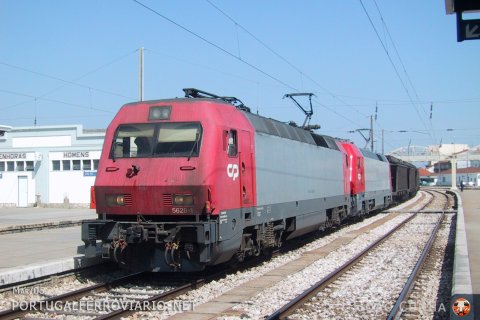 Train 66582/3 Pego - Sines with a small stop at Entroncamento with 5628+5625