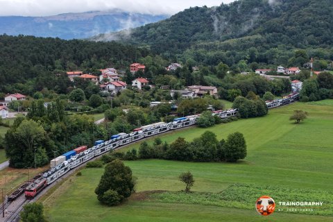 363.028 with the Mercedes train to Koper (usually OBB) crosses another Brizita with a northbound containers train