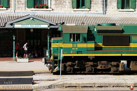 Stopped in Most na Soci we can better appreciate the shape of this "Reagan" locomotive, built by Duro Dakovic under a GM license, which justified the nickname of the locomotives after the then president of the USA, Ronald Reagan
