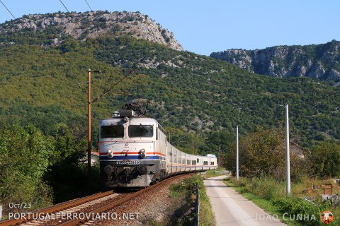 Brzi train 723 from Sarajevo to Capljina passing by Zitomislići on a sunny day