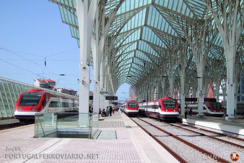 From the left to the right, 4002 with AP 133 Lisboa - Braga, 21133 Lisboa - Porto, 182/3 Lisboa - Faro and 134 Braga - Lisboa, seen at Lisboa-Oriente