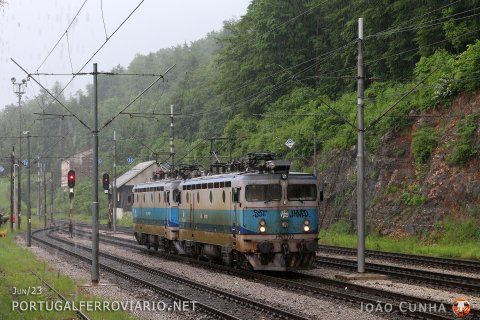 At the summit station of Lokve, 1141.102 and 1141.027 are shunting to go back to Rijeka after helping a coal train climbing from the Croatian port