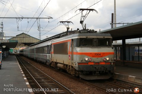 BB 7304 leaving Hendaye with Intercités train to Toulouse-Matabiau