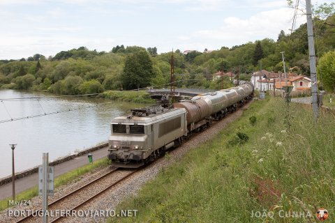 Gaz train from Artix to Bayonne alongisde the river Adour