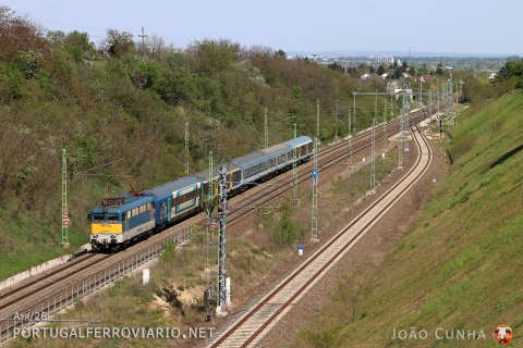 Nearing the end of this series, 431.150 is seen at Erd with IC "Bakony" number 904 from Budapest-Deli to Veszprem