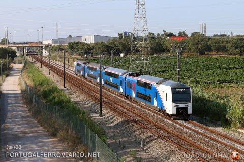 Having crossed another Fertagus train, 3517 runs from Setúbal to Areeiro with service 14214, north of Palmela