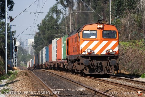 Arriving to Porto, 1969 leads the container train 69164/5 (Vigo -) Valença - Alcântara-Terra
