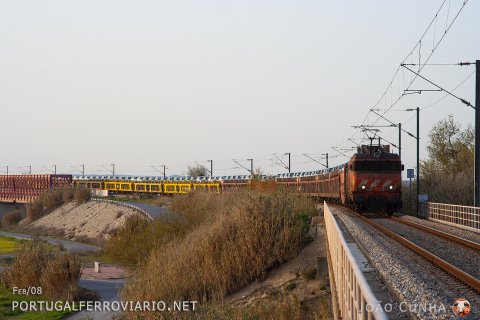 Crossing the river Tagus near Muge, CP 2602 hauls a Renault train from Venta de Baños to Praias Sado