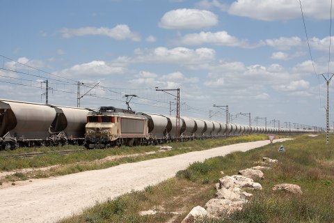 Train crossing at Mrizig with E1351 hauling a fully loaded 5.000t phosphate train from Khourigba to Casablanca