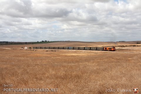 Leaving the Ourique junction behind, CP 1901 climbs the gradient to Castro Verde with a sand train to the mines