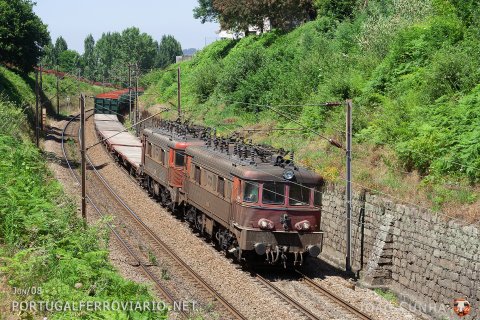 Wood + Empty cement hauled by 2566+2551 near Ermesinde with train 77230 Irivo - Gaia