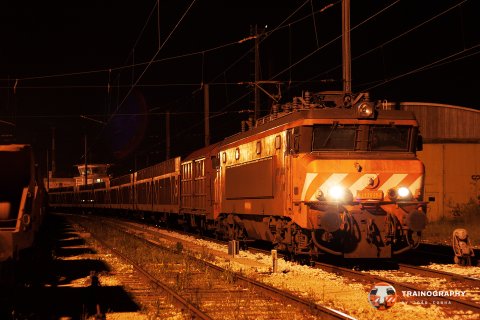 Having arrived from Praias Sado with an empty car train, 2605 waits for a green light at Pampilhosa to continue to the Spanish border
