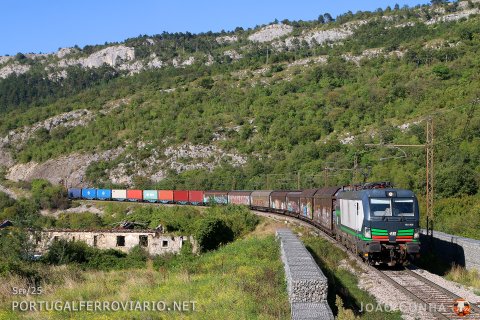 ELL 193.950 serving a SZ freight train from Ljubljana to Koper, by Zanigrad