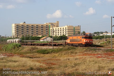 What should have been the containers train from Vigo to Lisboa passing by Espinho with an unusual consist hauled by locomotive 2605