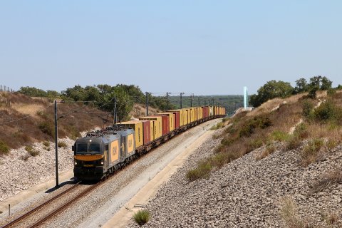 4721 and 4717 leaving behind the Sado river crossing with train 51810 Sines - Leixões