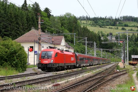 At Breitenstein, 1116.092 passes with a Railjet service from Wien to Graz/Gradec