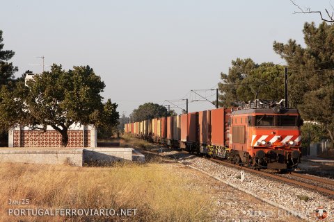 Containers train 95244/5 Bobadela - Setúbal-Mar almost there, at Mourisca-Sado