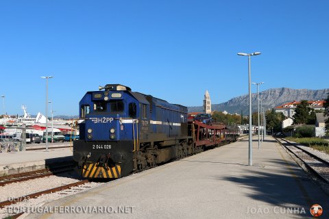 2044.028 shunts the Euronight train 1153 just arrived from Bratislava, at Split