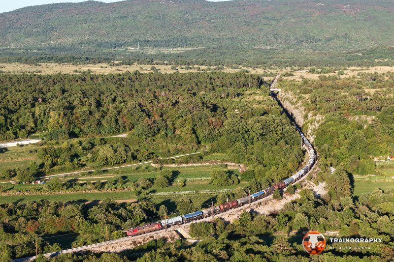 We see all the line between Crnotice, where 363.031 is passing, and the Presnica junction in the background with its recognizable antennas. Pure Koper ramp experience!