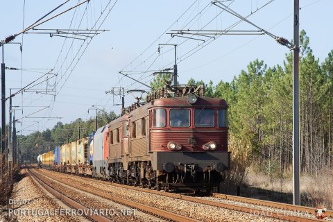 A typical Saturday 75345 train from Pampilhosa to Fuentes de Oñoro with 2560+2556 and 5630 behind to be used in Vilar Formoso for a vehicles train coming from Spain
