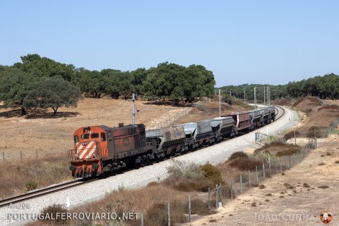 Sand train 62993 Poceirão - Loulé after loading at Alcácer do Sal, hauled by CP 1569