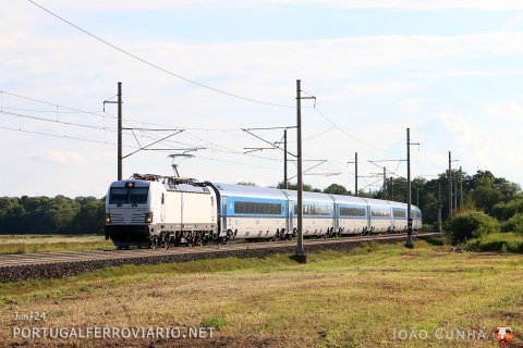 PKP 193.975 hauling a Czech Comforjet set with the Intercity 511 from Prague to Bohumin, near Suchdol nad Odrou
