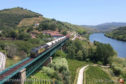 Empty cement train 64230 from Godim to Régua, near Rede