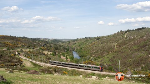EMU 2289 passes Ponte Nova with regional train 5410/1 from Guarda to Coimbra