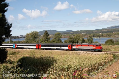 With the Minho river behind, "brand new" 2628 rocks through Gondarém with IR 831 to Valença