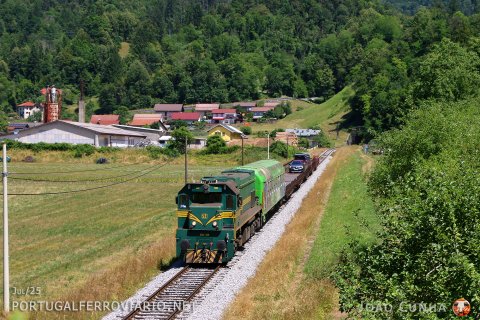 Autovlak 857 Bohinska Bistrica to Most na Soci passing by Podmelec with the "Reagan" 664.108 locomotive