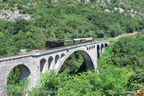 Passing through the biggest stone arch bridge in the world, SZ 25.026 leads an historic train to Nova Gorica, in Solkan. The train was a celebration for the 125th anniversary of the line.