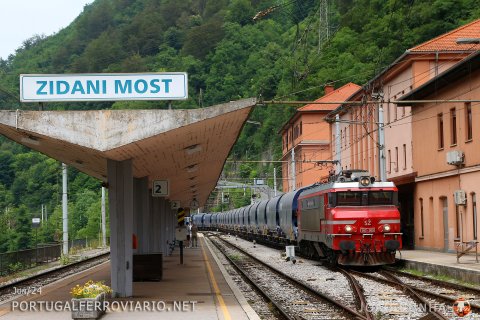 Grain hoppers train from Sezana to Ormoz, passing by Zidani Most