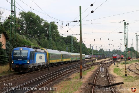 Gysev IC 984 "Scarbantia" connecting Budapest with Sopron overlaps two freight trains at Tata station