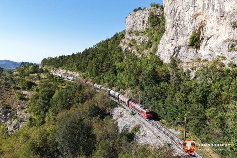 363.003 uses all its dynamic braking power in its descent around Podpec