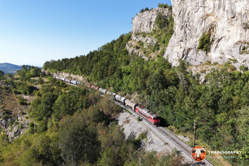 363.003 uses all its dynamic braking power in its descent around Podpec