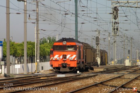 In 2005 the presence of the 1900 series in coal trains was restricted to special trains as this one departing from Poceirão with coal to Pego.